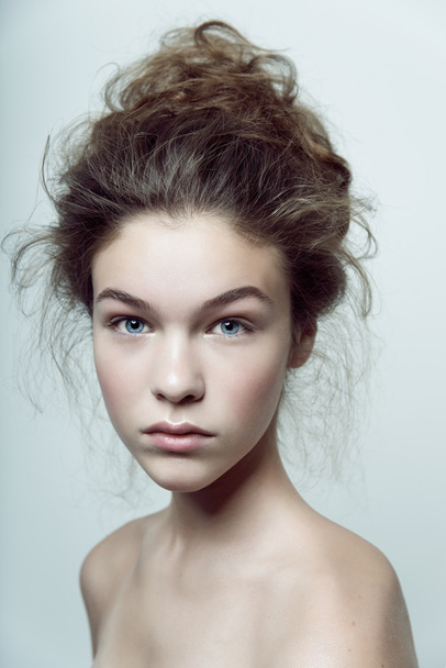 Podświetl moda model oryginalny fryzurę czystej twarzy skóry naturalne piękno - Zdjęcie, obraz