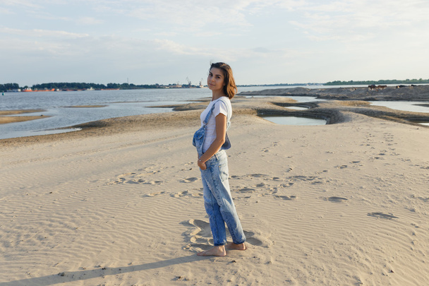 portrait girl on the beach - Valokuva, kuva