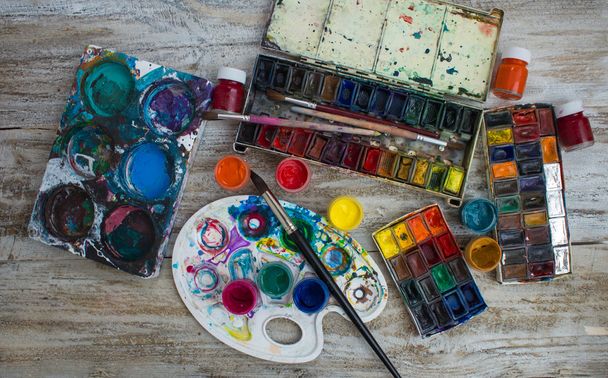 Watercolor paints, brushes and palette. - Foto, Bild