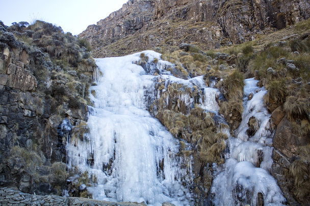 Donmuş şelale. Buz nehir. Sani Pass - Lesoto ve Güney Afrika'nın sınırları arasında dağ geçidi. Kışın Afrika. - Fotoğraf, Görsel