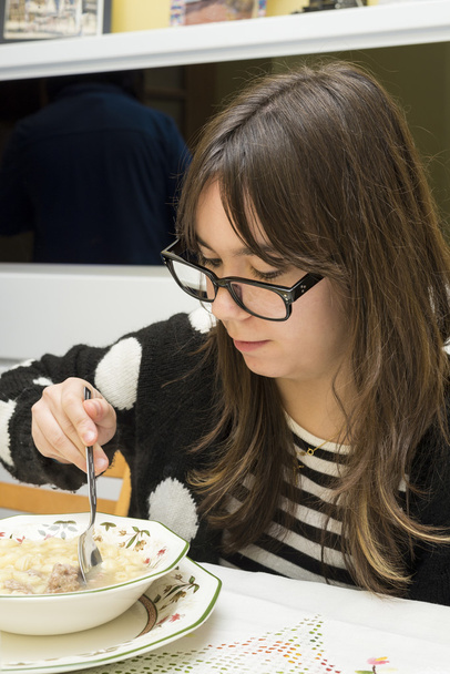 Nuori tyttö syö
  - Valokuva, kuva