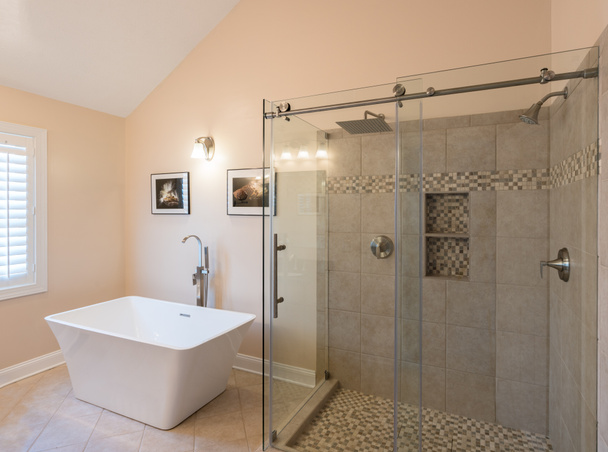 Salle de bain moderne avec baignoire et douche indépendantes
 - Photo, image