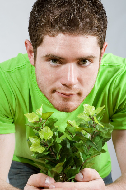 Mann hält kleine Pflanze - Foto, Bild