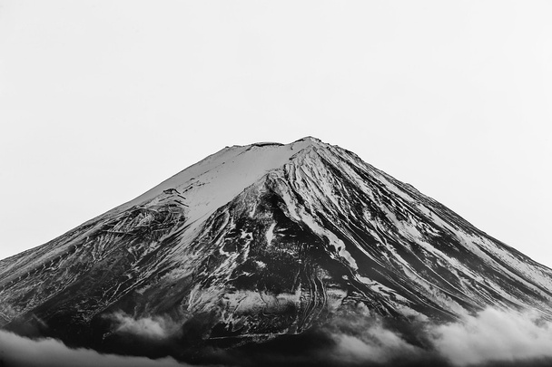 黒と白、雪覆われた富士山を間近で - 写真・画像