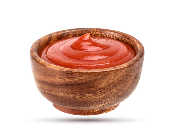 Kečup v dřevěné misce izolovaných na bílém - Fotografie, Obrázek