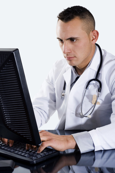 mannelijke arts te typen op computer - Foto, afbeelding