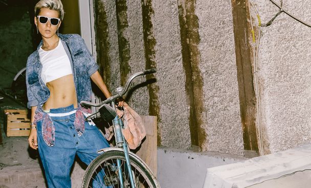 Girl loves jeans and bikes. Fashion Street Style. Grunge come ba - Φωτογραφία, εικόνα