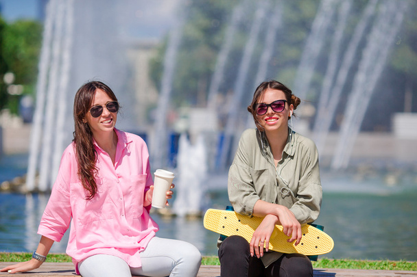 Giovani ragazze urbane felici nella città europea. Le donne caucasiche si divertono insieme e godono il loro fine settimana all'aperto
 - Foto, immagini