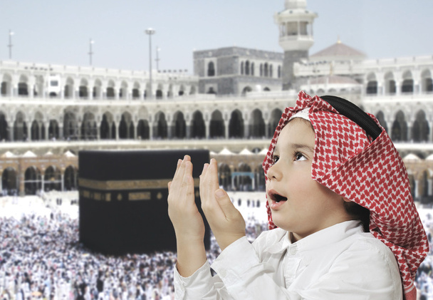 Enfant arabe musulman priant
 - Photo, image