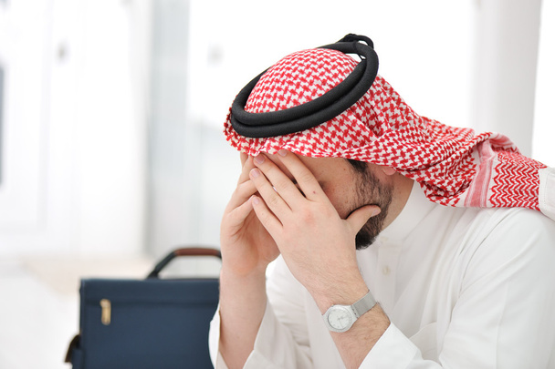 Triste hombre de negocios de Oriente Medio
 - Foto, Imagen