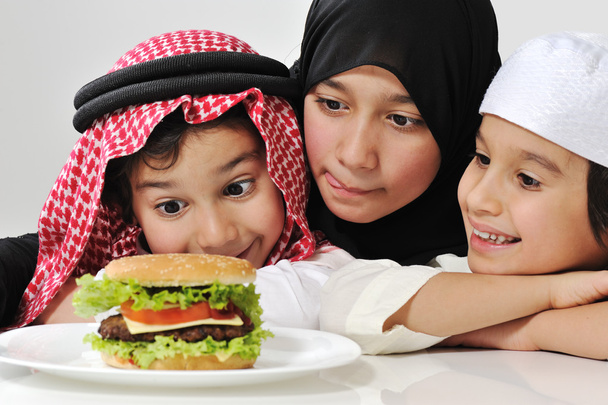 Enfants arabes de la famille avec hamburger
 - Photo, image