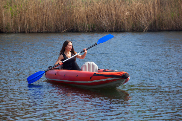 chica en kayak
 - Foto, imagen