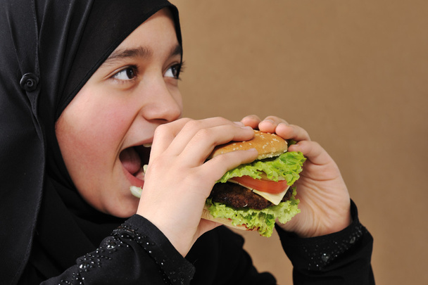 Арабская девушка ест бургер
 - Фото, изображение