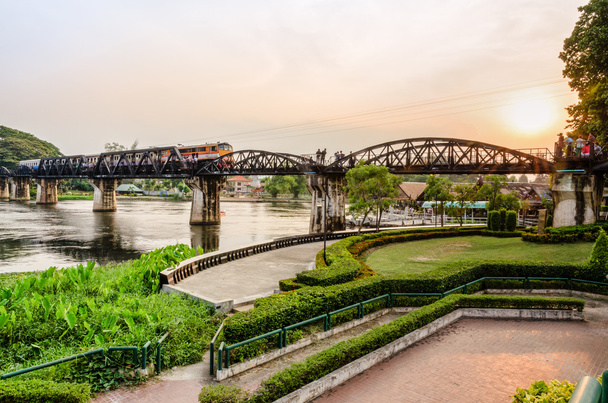 Міст через річку Квай на заході сонця - Фото, зображення