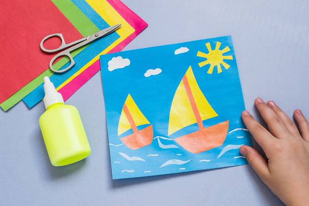 海をテーマに子供が作った紙の上垂と動き   - 写真・画像