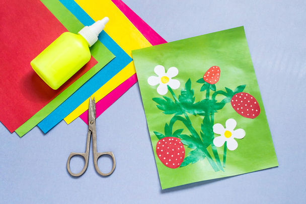 apliques de papel hechos por el niño sobre un tema de verano
  - Foto, imagen
