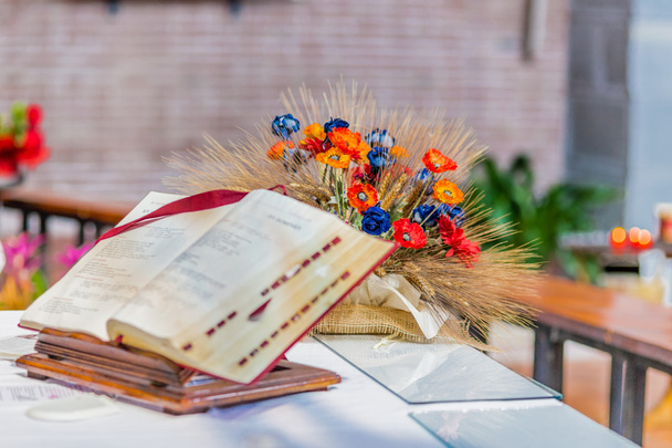 a espiritualidade de uma Bíblia aberta no altar da Igreja Católica
 - Foto, Imagem