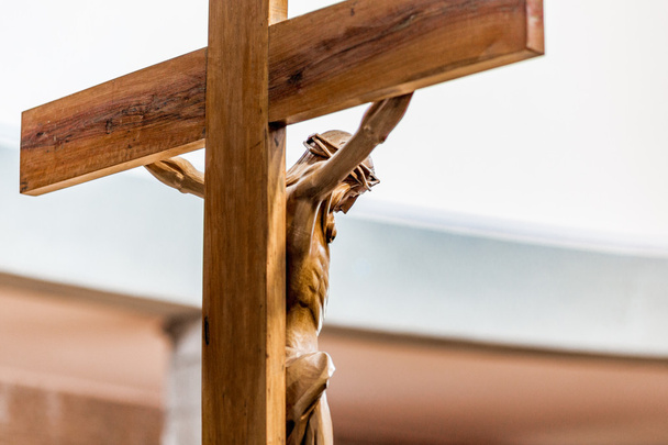 Rückansicht einer Holzskulptur von Jesus Christus im Kreuz - Foto, Bild