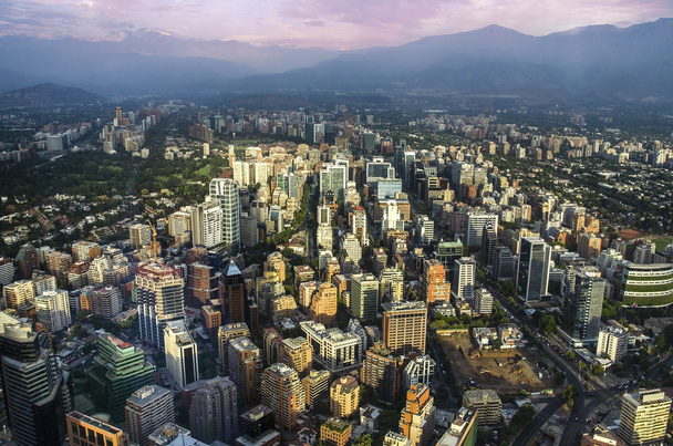 Vista de Santiago do Chile com a cordilheira Los Andes na parte de trás
 - Foto, Imagem