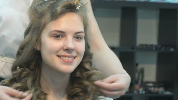 Hairdresser combing the hair of a beautiful model - Materiaali, video