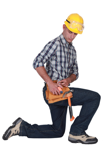 Handyman kneeling - Foto, Imagen
