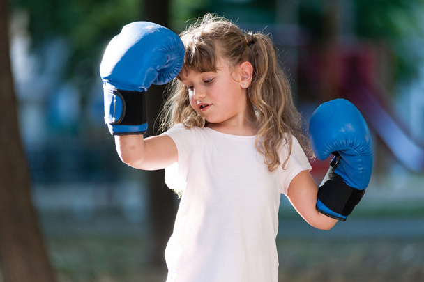 Девочка в боксёрских перчатках
 - Фото, изображение