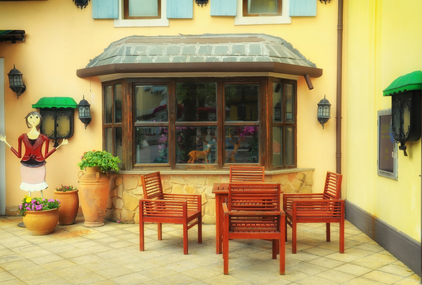 Vista exterior de la cafetería de estilo vintage
 - Foto, Imagen