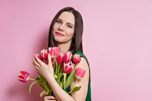 женщина позирует с тюльпанами
 - Фото, изображение