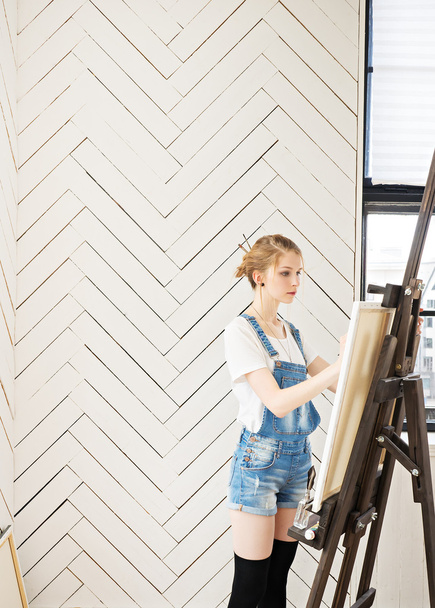 young woman painter near easel  - Fotografie, Obrázek