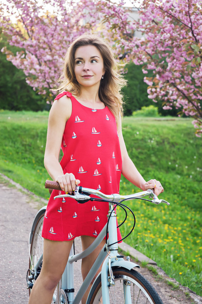 retrato de joven hermosa mujer con bicicleta
  - Foto, imagen