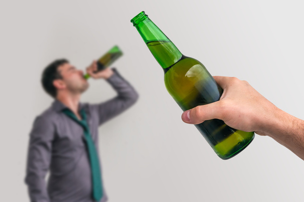 Рассеянный мужчина пьет алкоголь
 - Фото, изображение