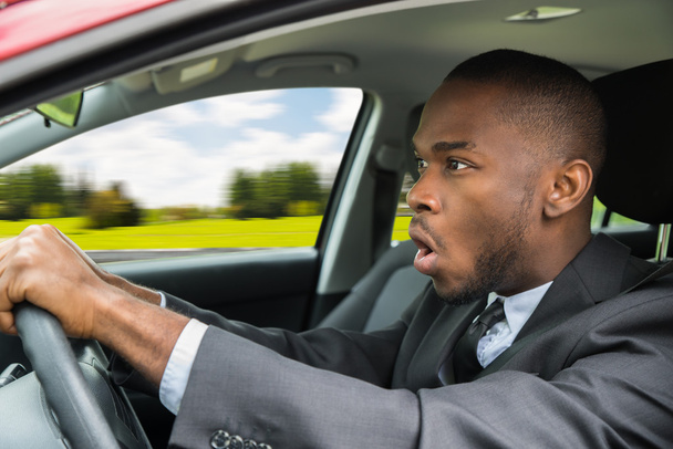 Geschokt zakenman rijden auto - Foto, afbeelding