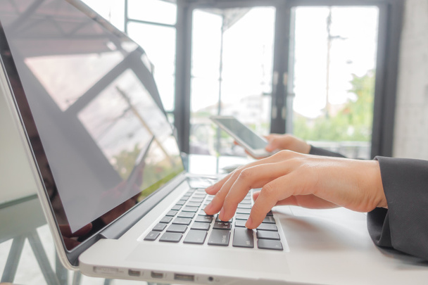 Крупним планом ділової жінки рука друку на клавіатурі ноутбука з мо
 - Фото, зображення