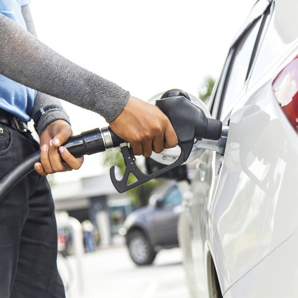  Service station worker filling up car with fuel - Foto, imagen