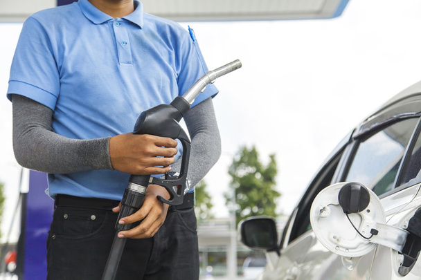  Töltsd fel az üzemanyag autó benzinkút munkavállaló - Fotó, kép