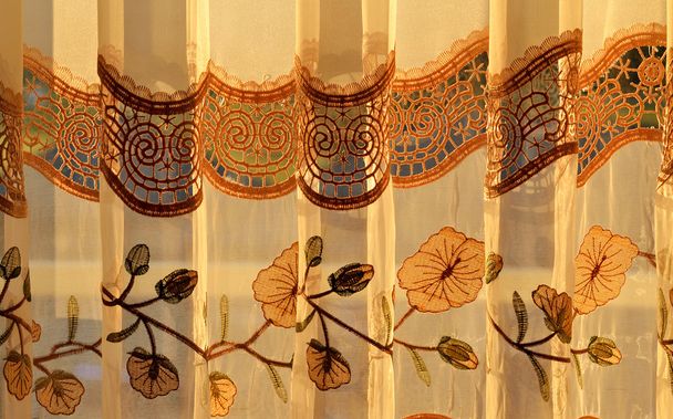 Luksusowych udrapowane golden zasłony dekoracyjne pomieszczeniu o zachodzie słońca - Zdjęcie, obraz