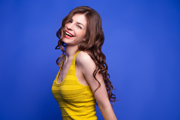 Cheerful model in yellow dress smiling - Zdjęcie, obraz