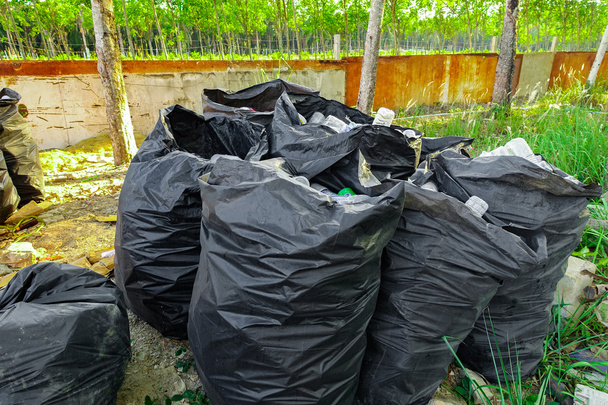 Vuile vuilniszakken - Foto, afbeelding