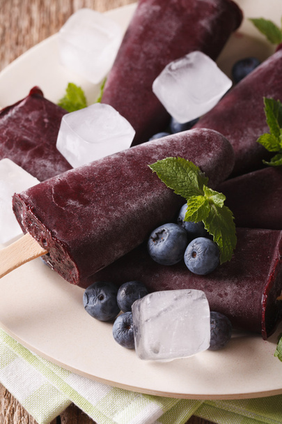 Organiczne blueberry popsicle stick makra na talerzu. pionowe - Zdjęcie, obraz