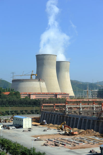 Torre de resfriamento da usina nuclear
 - Foto, Imagem