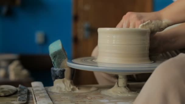 handen werken op aardewerk wiel - Video