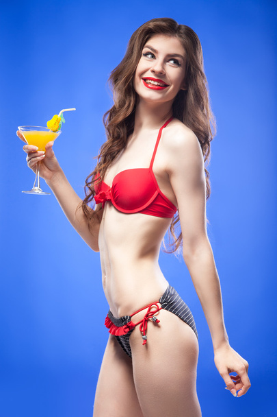 Cheerful brunette in bikini wth cocktail looking back - Foto, afbeelding