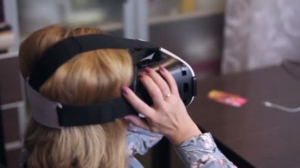 Woman wearing virtual reality 3D headset - Filmati, video