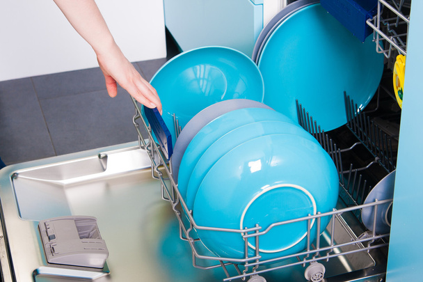食器洗い機を空の女性 - 写真・画像
