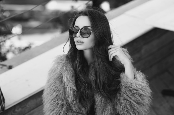 trendy girl in fur coat - Fotografie, Obrázek