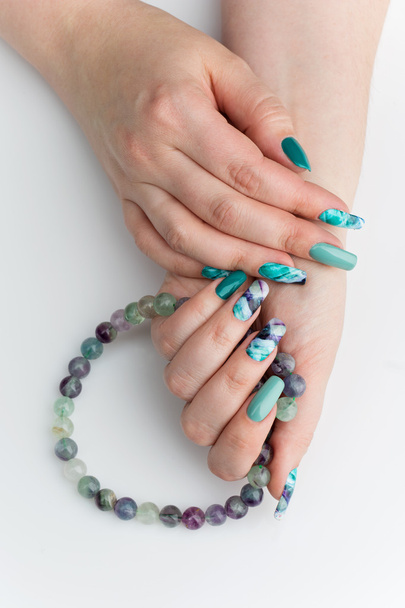 Close-up van vrouw handen met kleurrijke nagels - Foto, afbeelding