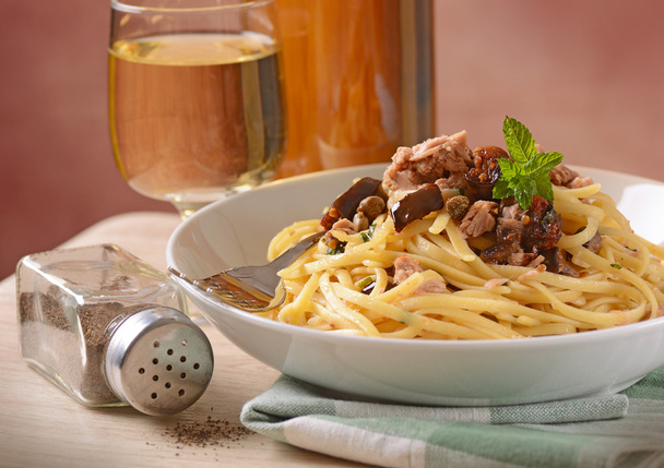 Spaghetti z tuńczykiem, bakłażan i kaparami - Zdjęcie, obraz