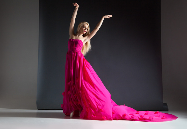 Muotokuva kaunis ja tyylikäs blondi nainen poseeraa vaaleanpunainen mekko
 - Valokuva, kuva