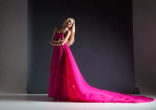 Portret pięknej i eleganckiej kobiety Blondynka pozowanie różowy strój - Zdjęcie, obraz