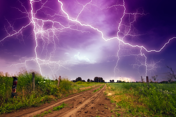 Strada rurale e tempesta di illuminazione
 - Foto, immagini